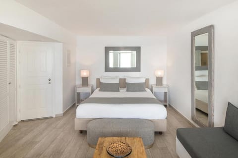 Aqua Luxury Suites Santorini Apartment hotel in Imerovigli