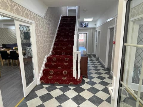 OYO Queens Hotel, Skegness Hotel in Skegness