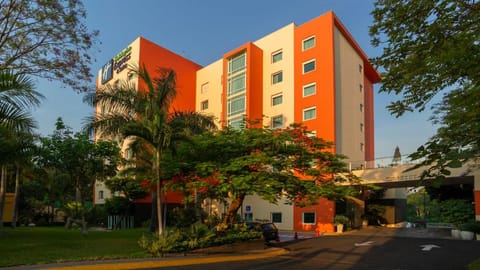 Holiday Inn Express & Suites Cuernavaca By IHG Resort in Cuernavaca