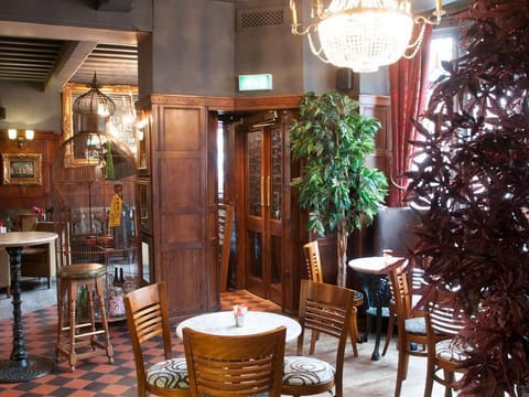 Huckleberrys Bar and Grill Hotel in Lincoln