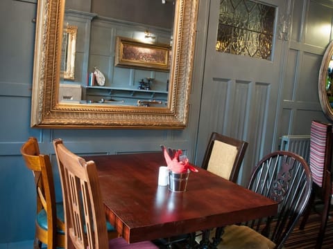 Huckleberrys Bar and Grill Hotel in Lincoln