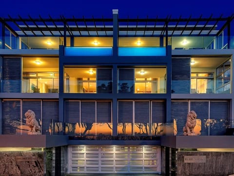 Blue Views Penthouse Beachfront Apartment with Pool Villa in Camps Bay