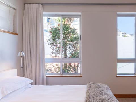 Blue Views Penthouse Beachfront Apartment with Pool Villa in Camps Bay