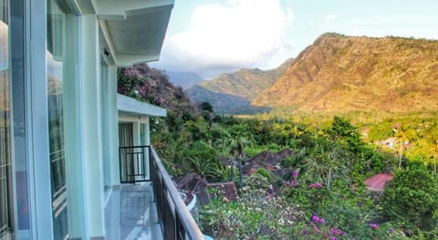 Waenis Sunset View Hotel and Restaurant Bed and Breakfast in Abang