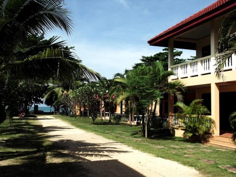 Lanta Bee Garden Bungalows Bed and Breakfast in Sala Dan