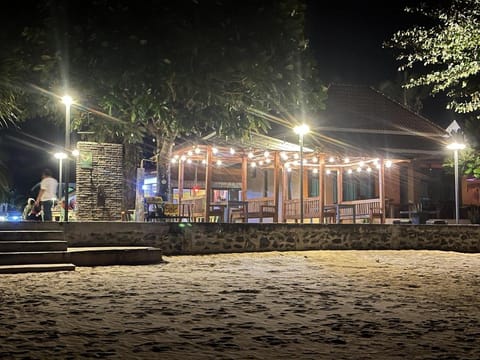 Lanta Bee Garden Bungalows Bed and Breakfast in Sala Dan