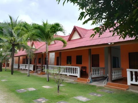 Lanta Bee Garden Bungalows Bed and Breakfast in Sala Dan