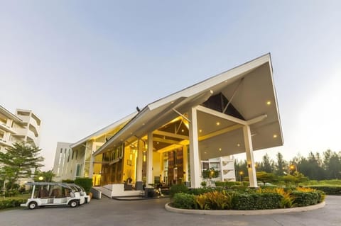 Kantary Beach Hotel Villas & Suites Resort in Khuekkhak