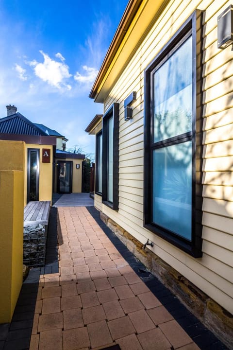 Corinda Contemporary Apartment in Hobart