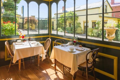 Corinda Contemporary Apartment in Hobart