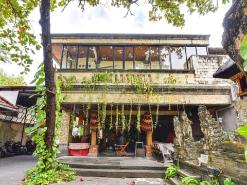 Super OYO Townhouse Oak Maxi Hotel Legian Hotel in Kuta