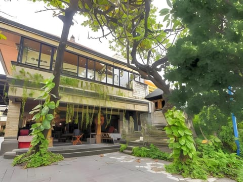 Super OYO Townhouse Oak Maxi Hotel Legian Hotel in Kuta
