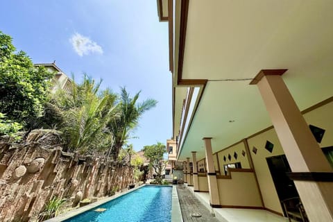 Taxa Raya Guest House Bed and Breakfast in Kuta