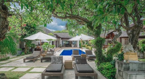 Frangipani Beach Hotel Bed and Breakfast in Buleleng