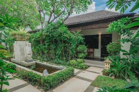 Frangipani Beach Hotel Bed and Breakfast in Buleleng