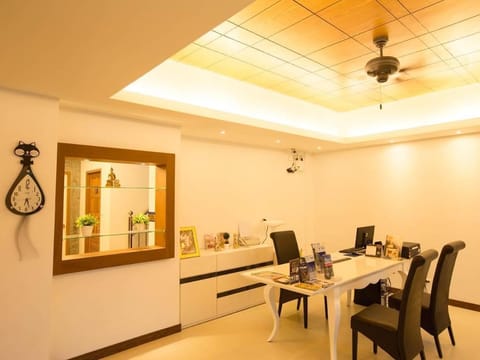 White Cat Hotel Hotel in Khuekkhak