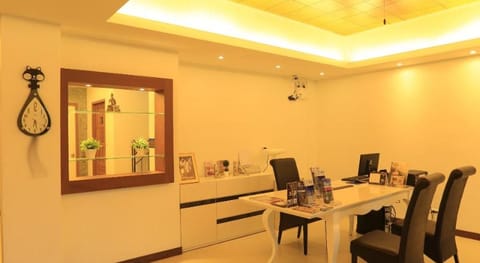 White Cat Hotel Hotel in Khuekkhak