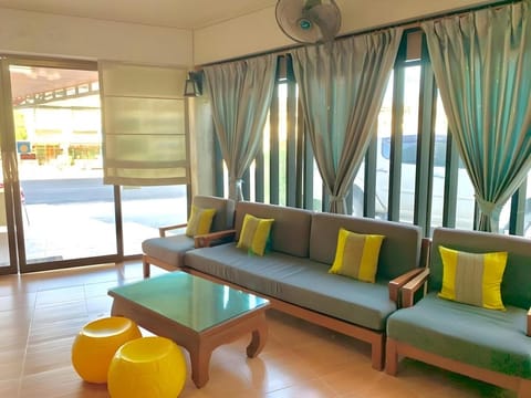 Srichada Hotel Bed and Breakfast in Khuekkhak