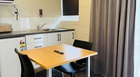 Colonial City Motel Hotel in Hamilton