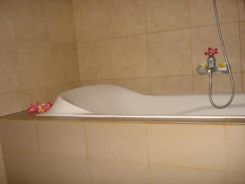 Barong Cafe Bungalow and Restaurant Campground/ 
RV Resort in Abang