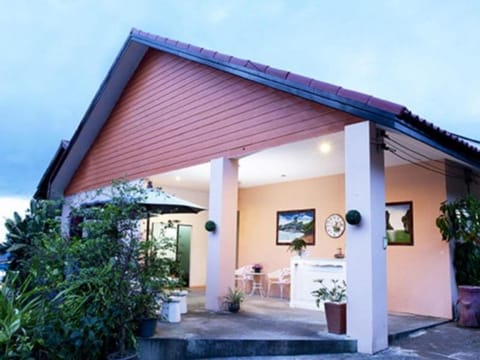 Les Fleurs House Bed and Breakfast in Khuekkhak