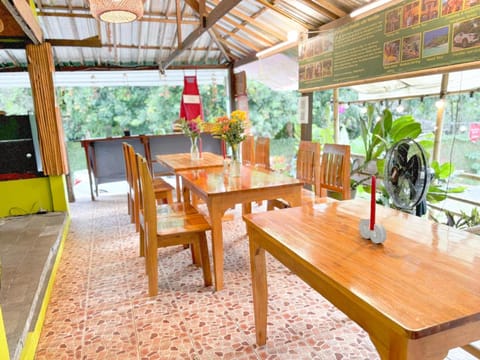 Les Fleurs House Bed and Breakfast in Khuekkhak