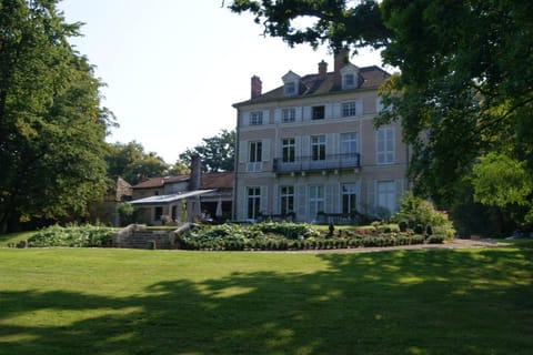 Le Chateau De La Vierge Bed and Breakfast in Île-de-France