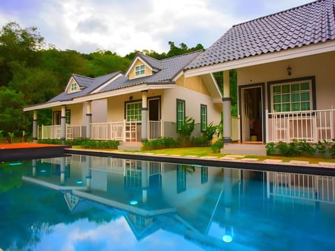 Suksompong Resort Resort in Khuekkhak