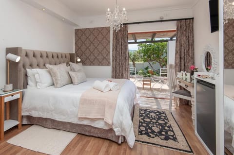 Villa Venusta Luxury Guesthouse - Solar Power Bed and Breakfast in Hermanus