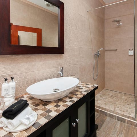 Villa Venusta Luxury Guesthouse - Solar Power Bed and Breakfast in Hermanus