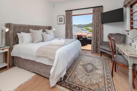 Villa Venusta Luxury Guesthouse - Solar Power Bed and Breakfast in Hermanus