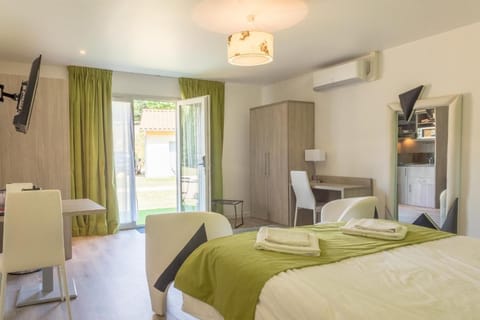 Hôtel Domaine des Pierres Dorées Vacation rental in Auvergne-Rhône-Alpes