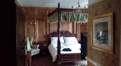 Neuadd Arms Hotel Hotel in Treflys