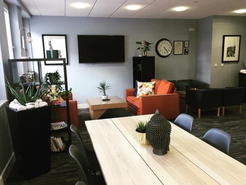 HOF - 100 Kings Road Apartments Hotel in Reading