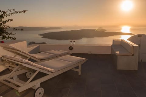 Karpimo Horizon - Caldera Sunset View - Private Hot Tub - Firostefani Villa in Thera