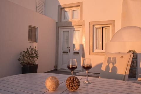 Karpimo Horizon - Caldera Sunset View - Private Hot Tub - Firostefani Villa in Thera