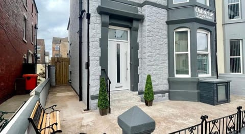 Osborne Luxury Hot Tub and Jacuzzi Suites Apartment in Blackpool