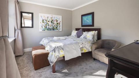 Fly Me To The Moon Guesthouse Bed and Breakfast in Western Cape