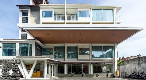 Super OYO Collection O 91189 Premium Legian Hotel in Kuta