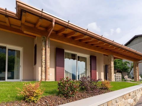 Idyllic cottage next to the beautiful Lake Idro Villa in Idro
