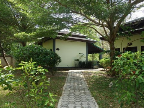 Khaolak Hillside Villa Hotel in Khuekkhak