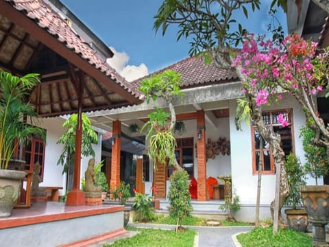 Halaman Depan Hostel Hotel in Sukawati