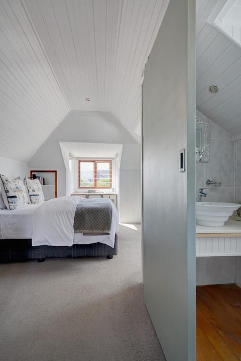 Beautiful Abalone Bed and Breakfast in Hermanus