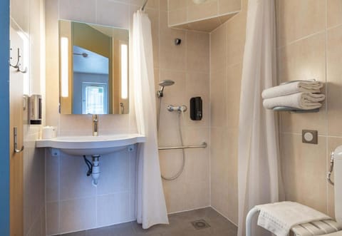 B&B HOTEL CHARTRES Le Coudray Hotel in Chartres