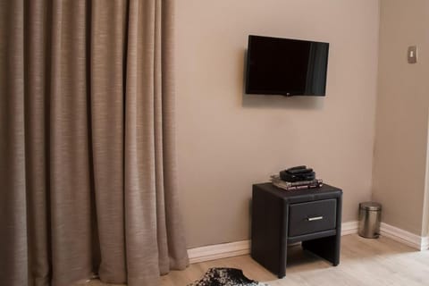 A' Queenslin Guesthouse Bed and Breakfast in Cape Town