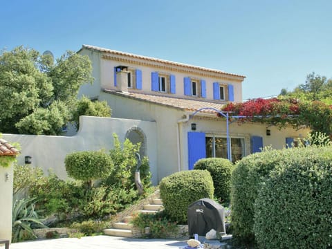 Sunny Provence Getaway Villa in Provence-Alpes-Côte d'Azur
