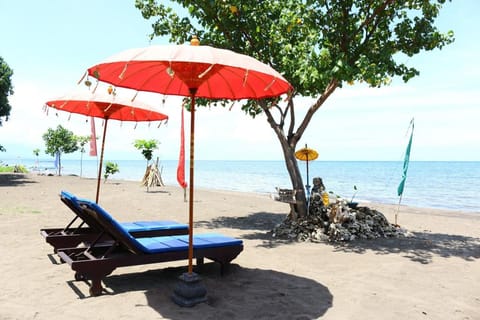 2bed Beachfront Pool house at Lovina Beachhouse Villa in Buleleng