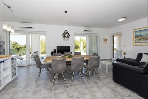 Family Villa Makarac , Perfect Getaway with Heated Pool Villa in Split-Dalmatia County