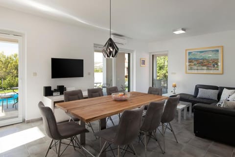 Family Villa Makarac , Perfect Getaway with Heated Pool Villa in Split-Dalmatia County