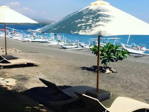 Valomia Beachfront Bed and Breakfast in Abang